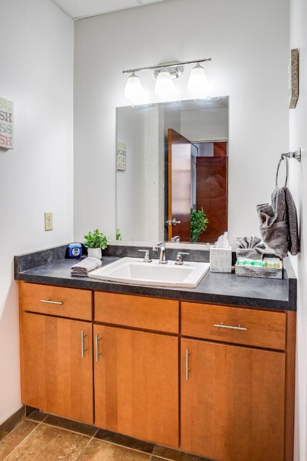 Ny Style Centric Loft With King Bed By Park Ave Apartment Rochester Exterior photo